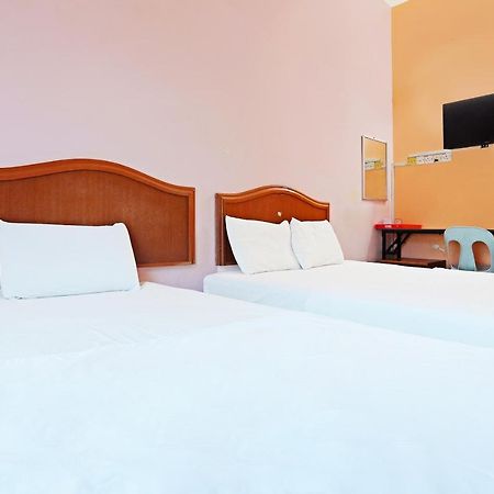 Oyo 90598 Living House C0 Hotel Kuching Esterno foto