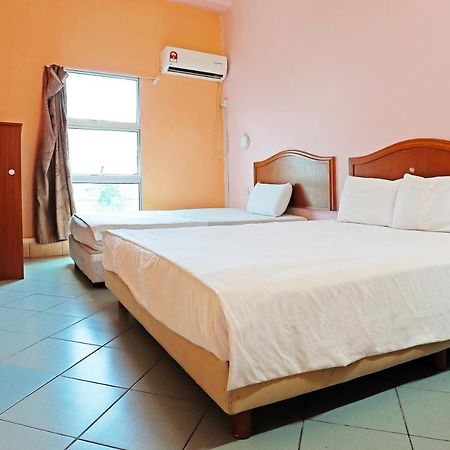 Oyo 90598 Living House C0 Hotel Kuching Esterno foto