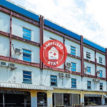 Oyo 90598 Living House C0 Hotel Kuching Esterno foto