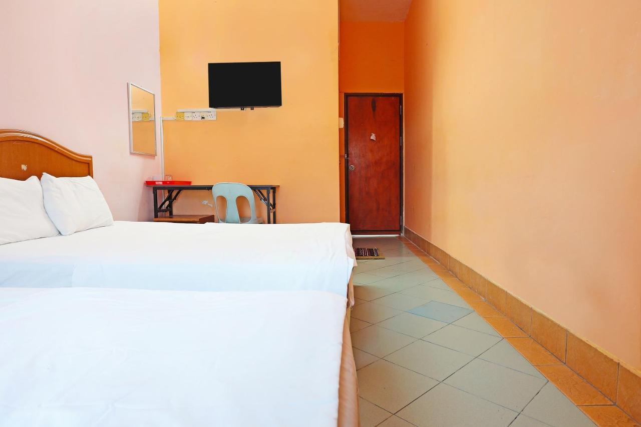 Oyo 90598 Living House C0 Hotel Kuching Esterno foto