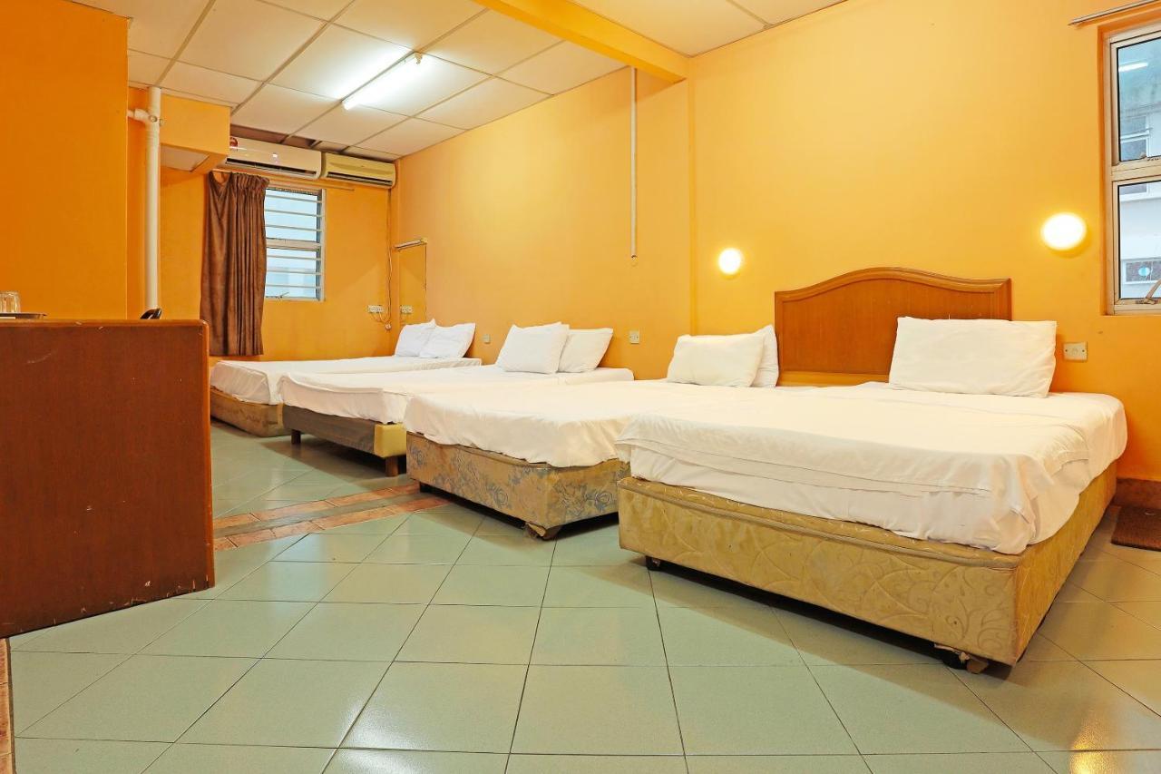 Oyo 90598 Living House C0 Hotel Kuching Esterno foto