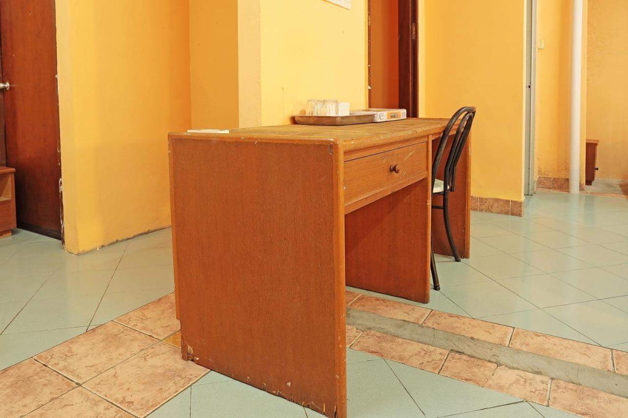 Oyo 90598 Living House C0 Hotel Kuching Esterno foto