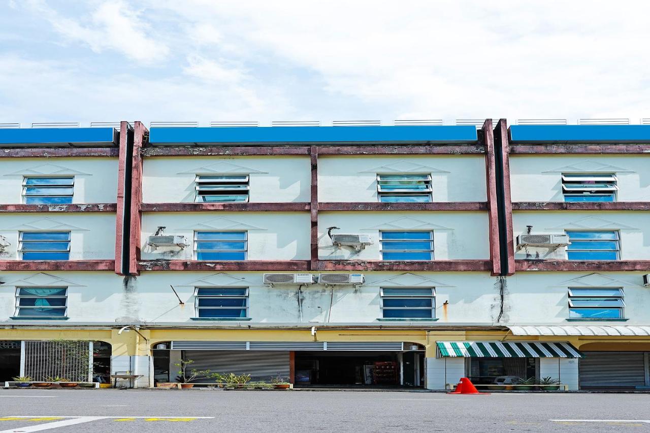 Oyo 90598 Living House C0 Hotel Kuching Esterno foto