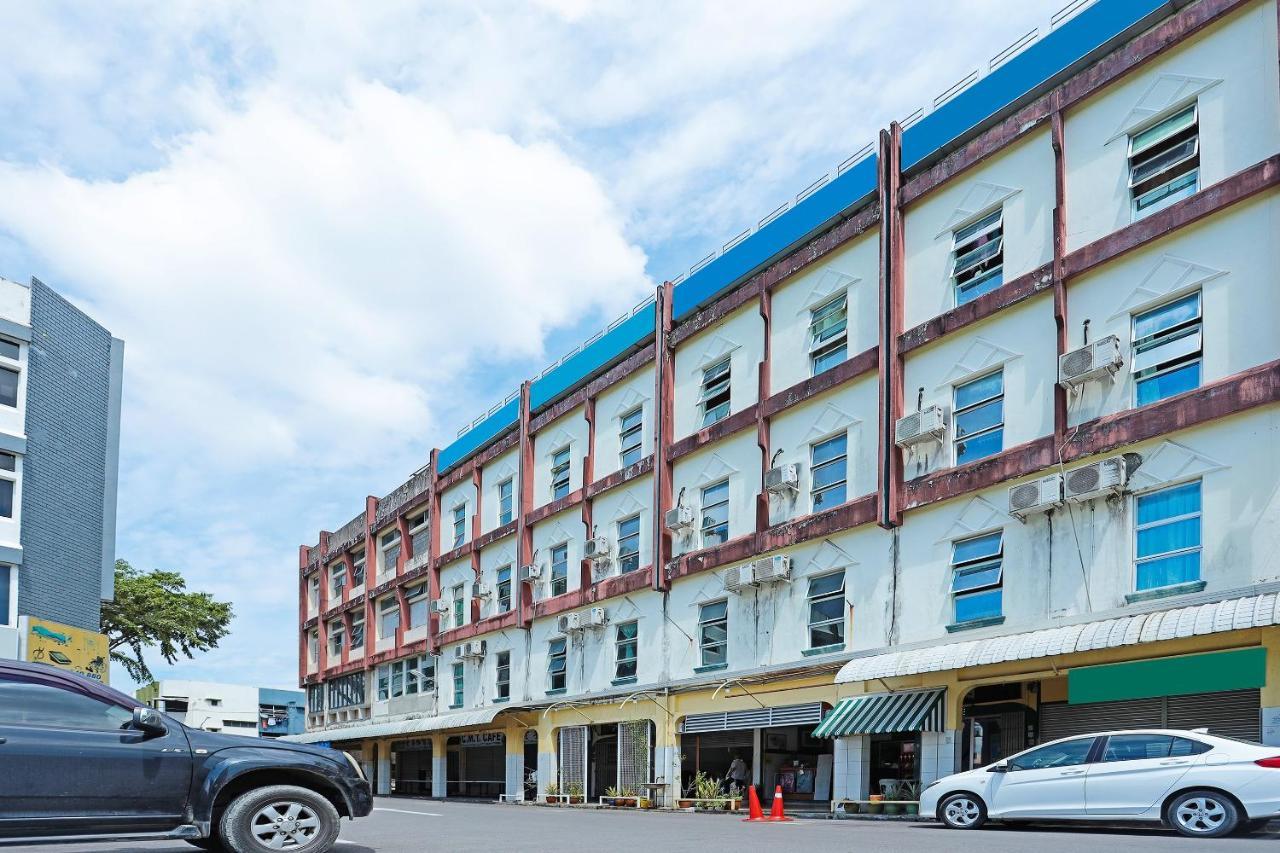 Oyo 90598 Living House C0 Hotel Kuching Esterno foto