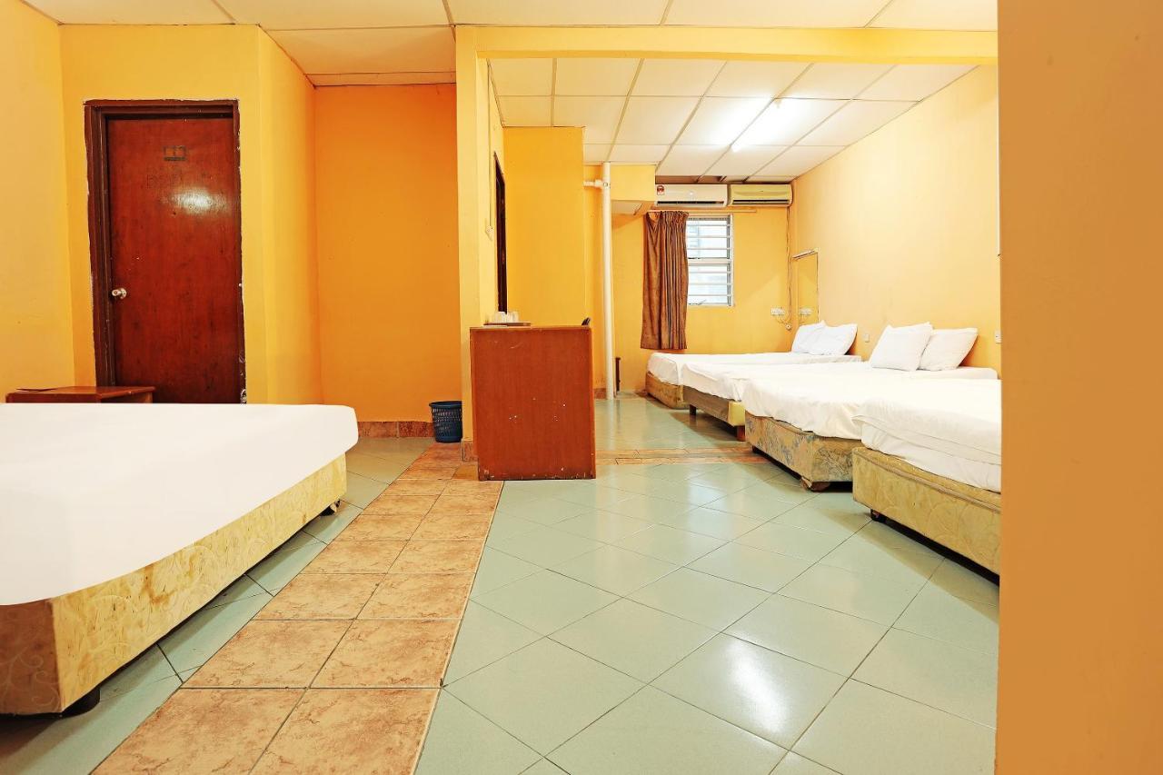 Oyo 90598 Living House C0 Hotel Kuching Esterno foto
