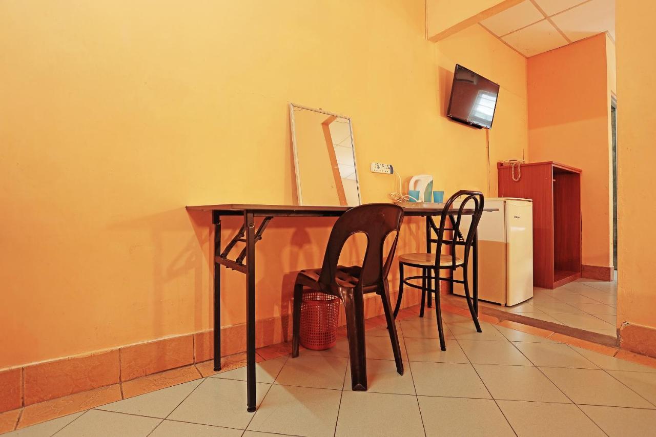 Oyo 90598 Living House C0 Hotel Kuching Esterno foto