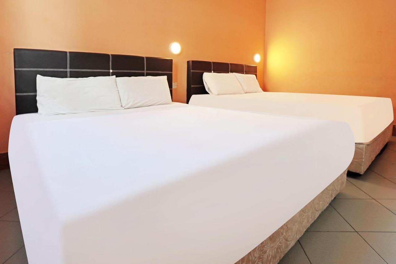 Oyo 90598 Living House C0 Hotel Kuching Esterno foto