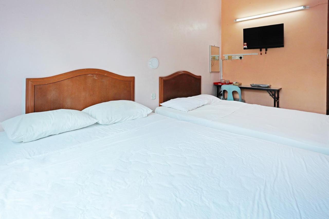 Oyo 90598 Living House C0 Hotel Kuching Esterno foto