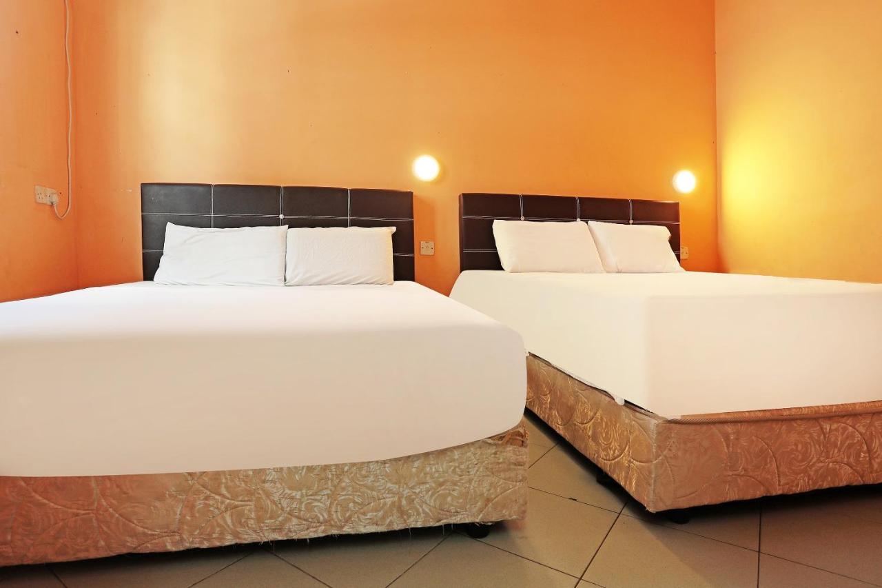 Oyo 90598 Living House C0 Hotel Kuching Esterno foto