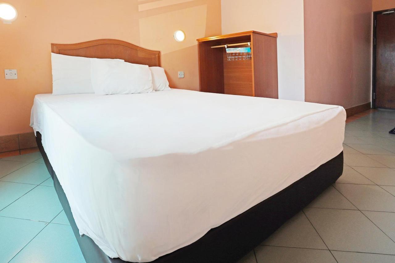 Oyo 90598 Living House C0 Hotel Kuching Esterno foto