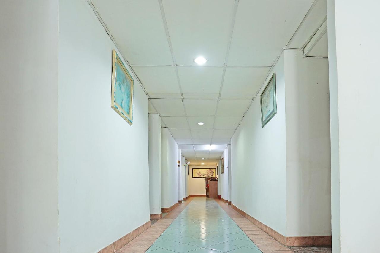 Oyo 90598 Living House C0 Hotel Kuching Esterno foto