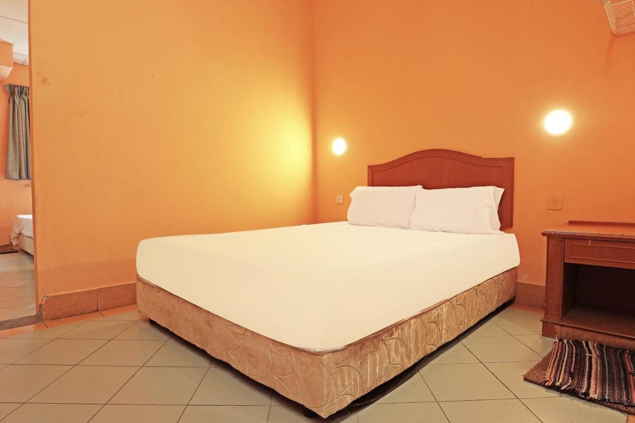 Oyo 90598 Living House C0 Hotel Kuching Esterno foto