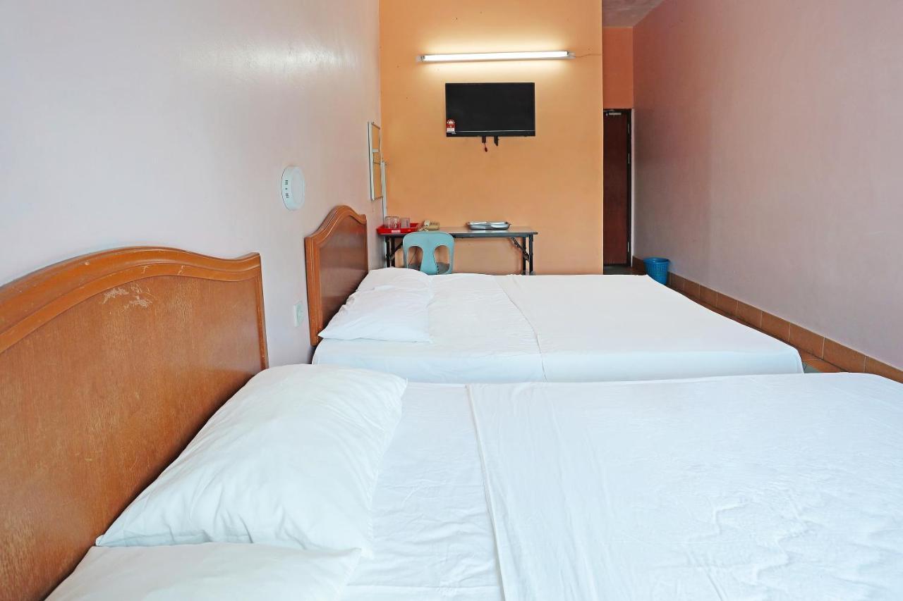Oyo 90598 Living House C0 Hotel Kuching Esterno foto