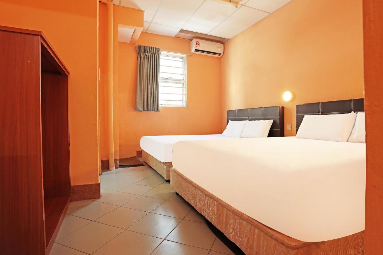 Oyo 90598 Living House C0 Hotel Kuching Esterno foto