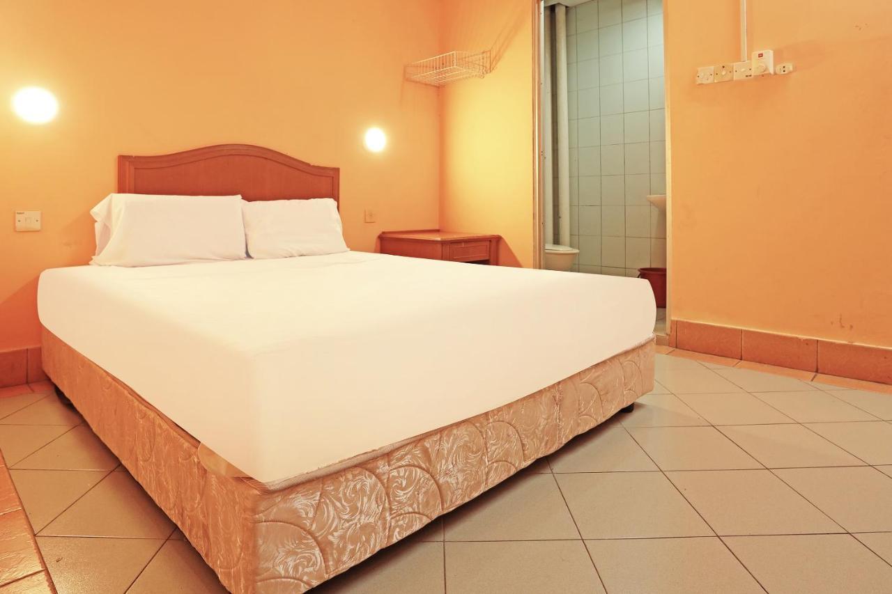 Oyo 90598 Living House C0 Hotel Kuching Esterno foto