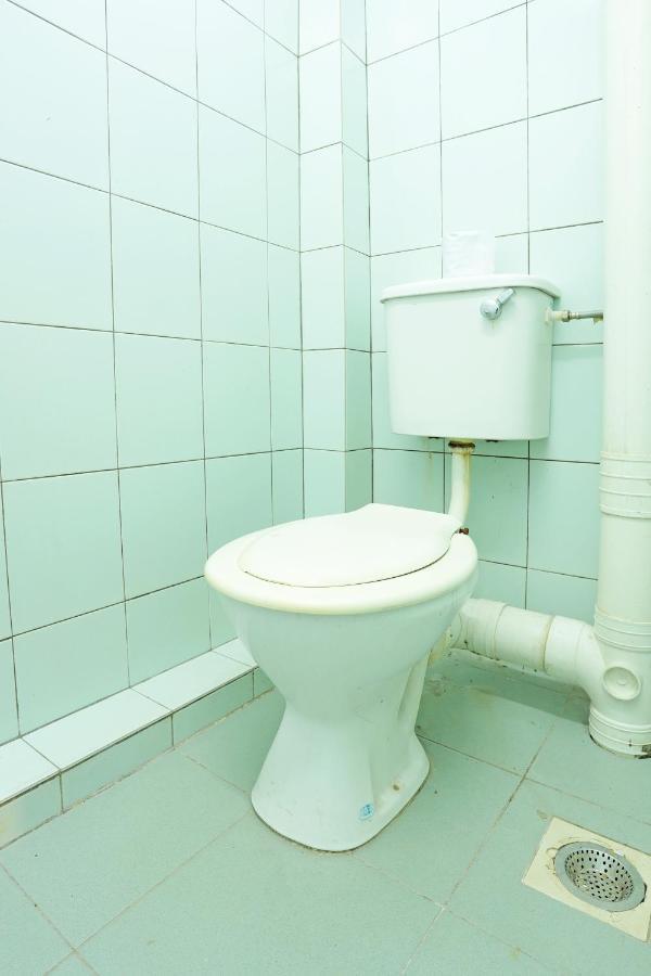 Oyo 90598 Living House C0 Hotel Kuching Esterno foto